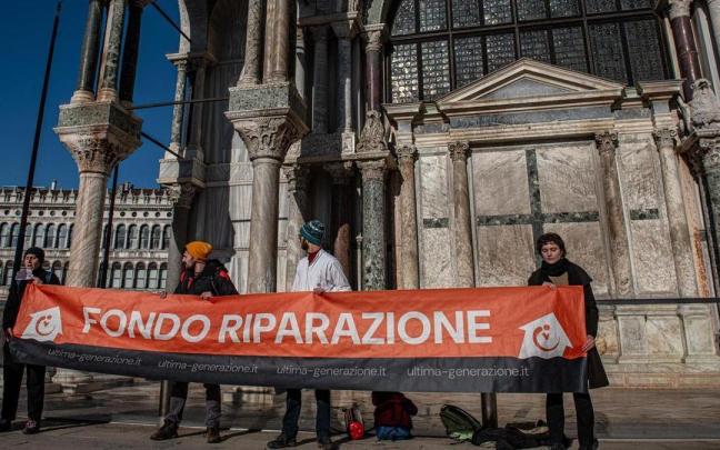 Los activistas han desplegado una pancarta en la que podía leerse "Fondo de Reparación". Los activistas han desplegado una pancarta en la que podía leerse "Fondo de Reparación".