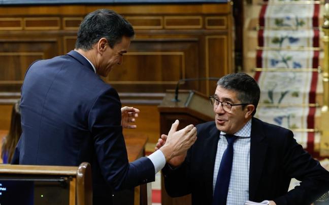 Pedro Sánchez felicita a Patxi López tras su intervención en la segunda jornada del debate de la moción de censura.