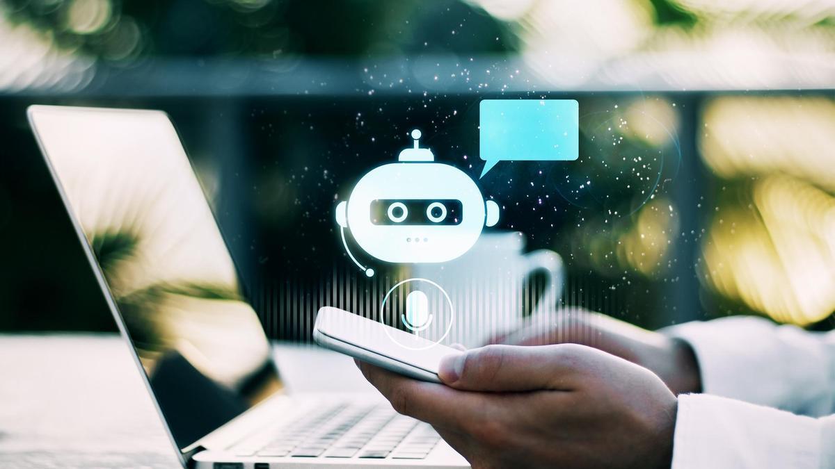 Un hombre interactúa con un chatbot en el móvil.