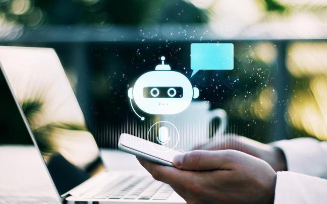 Un hombre interactúa con un chatbot en el móvil.