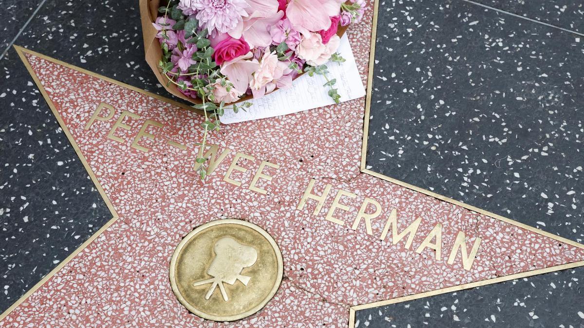 Un ramo de flores junto a la estrella de Paul Reubens (Pee-Wee Herman) en Los Angeles