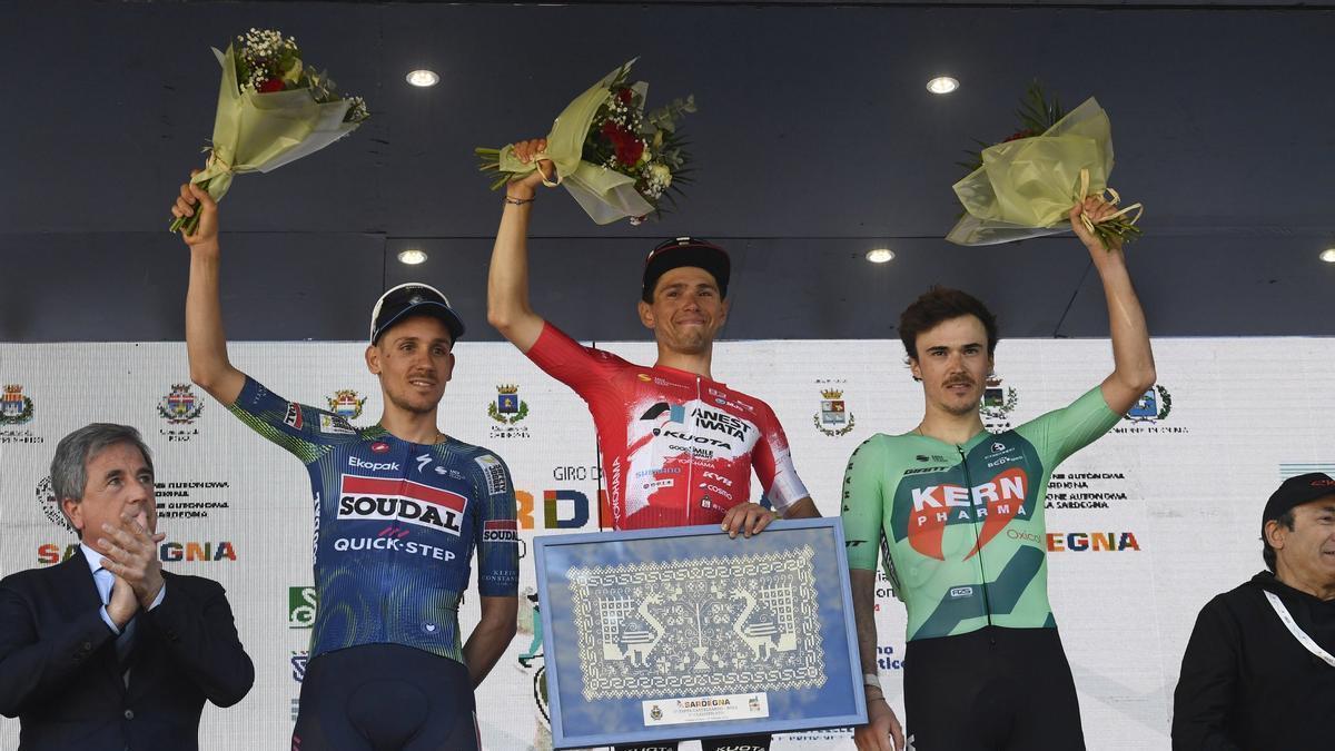 Urko Berrade, tercero, posa el podio de la primera etapa del Giro de Cerdeña.