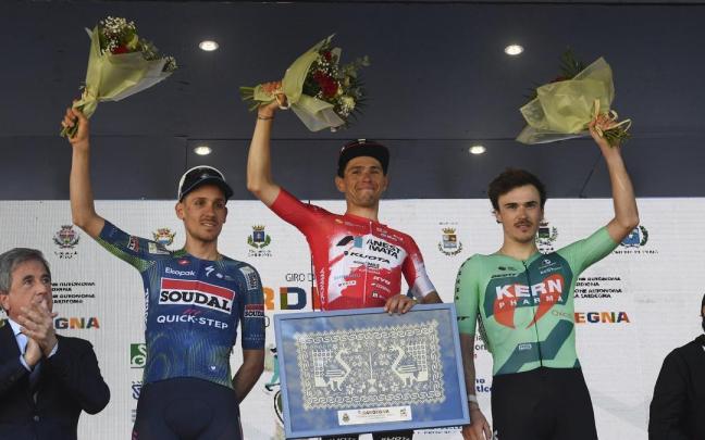 Urko Berrade, tercero, posa el podio de la primera etapa del Giro de Cerdeña.