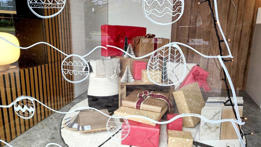 Foto de uno de los escaparates que participaron en la anterior edición del Concurso de Iluminación de Navidad de Mugan en Irun.