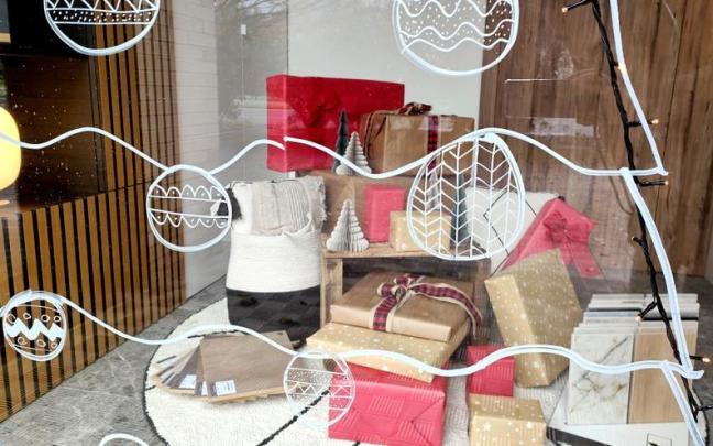 Foto de uno de los escaparates que participaron en la anterior edición del Concurso de Iluminación de Navidad de Mugan en Irun.