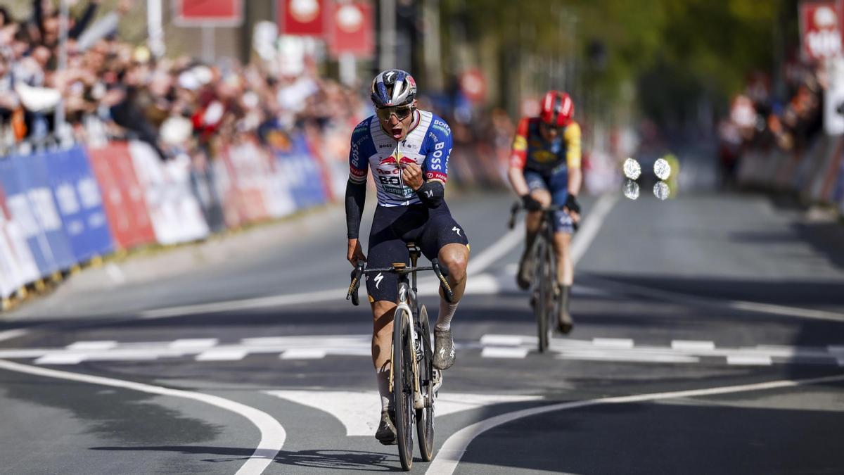 Evenepoel celebra la victoria en el Amstel Gold Race.