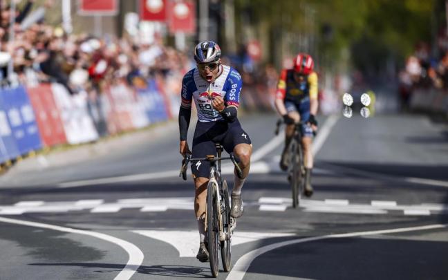 Evenepoel celebra la victoria en el Amstel Gold Race.