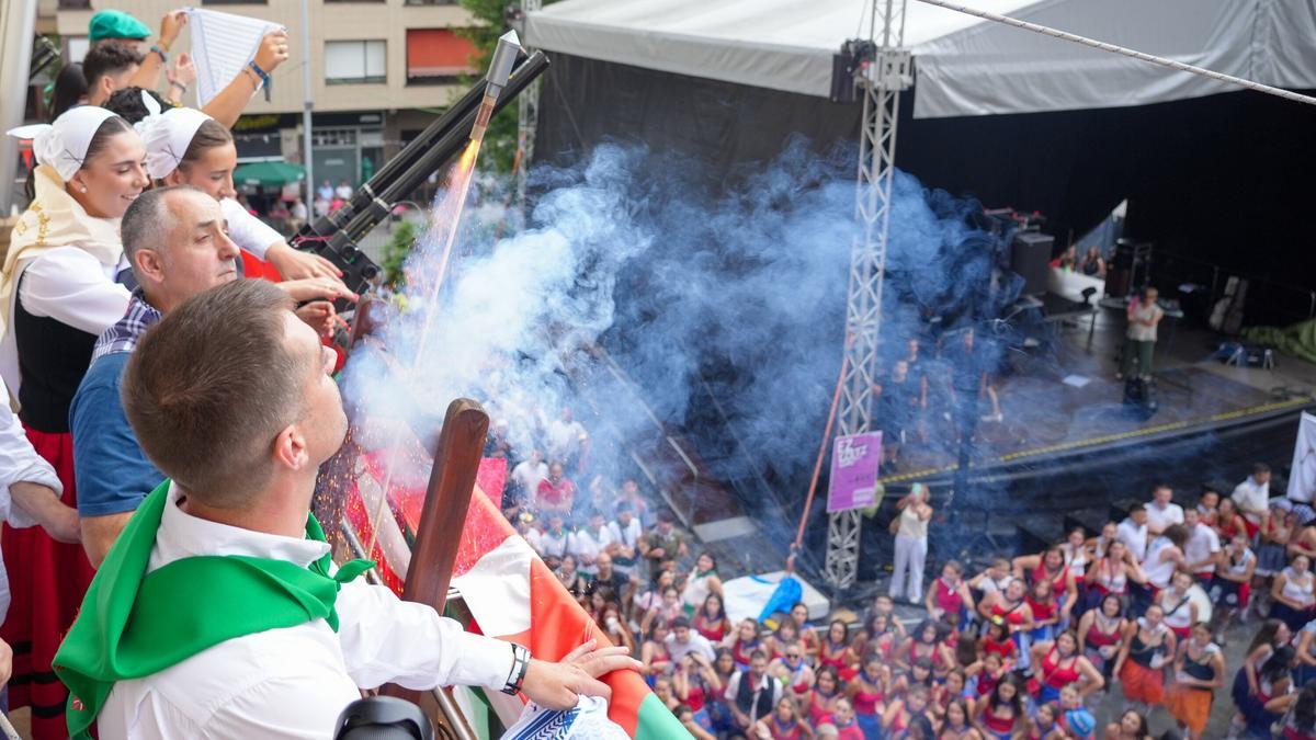 En imágenes: La bajada de Iguarrako enciende la fiesta en Amurrio