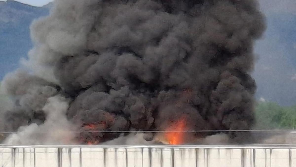 Incendio en una nave de gestión de residuos en el Polígono das Gándaras en Pontevedra