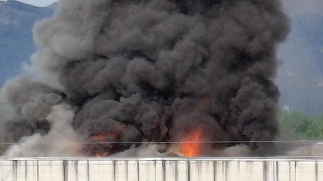 Incendio en una nave de gestión de residuos en el Polígono das Gándaras en Pontevedra / AYUNTAMIENTO DE O PORRIÑO Incendio en una nave de gestión de residuos en el Polígono das Gándaras en Pontevedra