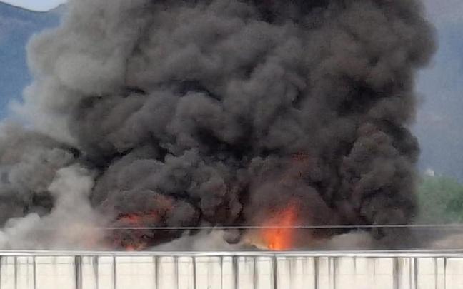 Incendio en una nave de gestión de residuos en el Polígono das Gándaras en Pontevedra / AYUNTAMIENTO DE O PORRIÑO Incendio en una nave de gestión de residuos en el Polígono das Gándaras en Pontevedra