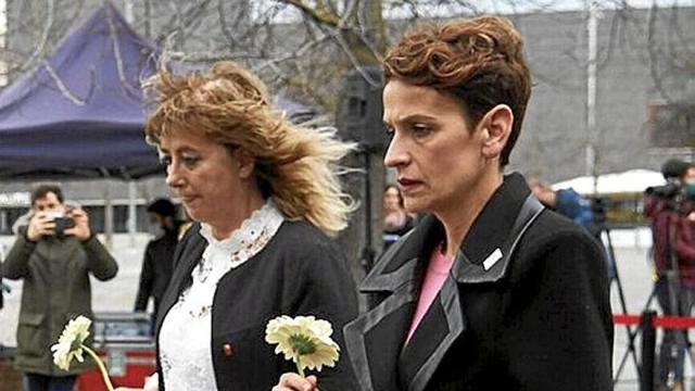 María Chivite y Ana Ollo, nueva vicepresidenta navarra, en una ofrenda floral. | FOTO: IÑAKI PORTO