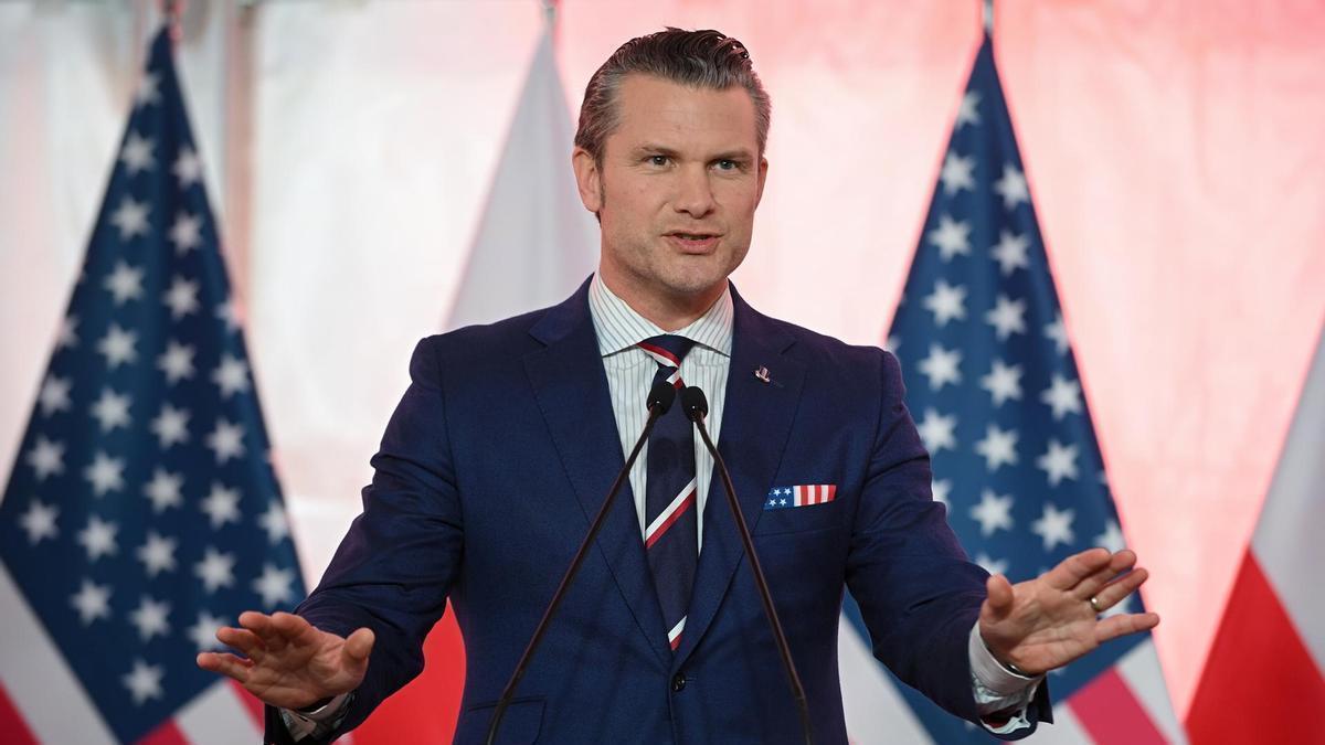 El secretario de Defensa de Estados Unidos, Pete Hegseth, durante la rueda de prensa en Varsovia, Polonia.