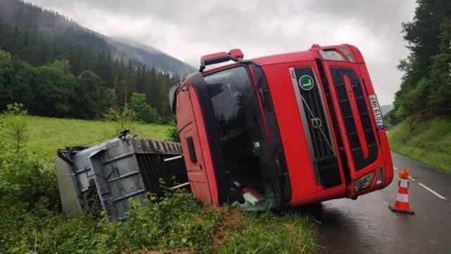Camión volcado en el polémico tramos de la A 3641 entre Okondo y Zuaza