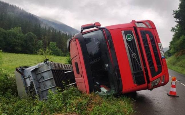 Camión volcado en el polémico tramos de la A 3641 entre Okondo y Zuaza