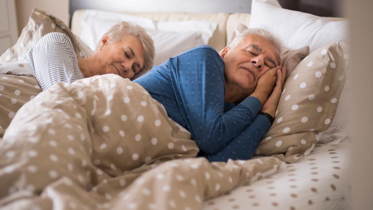 Dos personas mayores durmiendo.