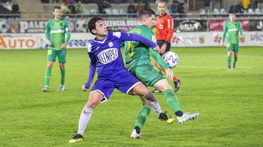 Igor Zubeldia pugna por un balón con un futbolista del Becerril, en diciembre de 2018