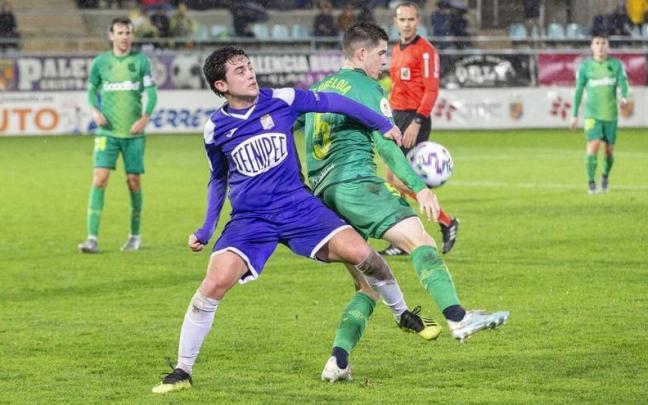 Igor Zubeldia pugna por un balón con un futbolista del Becerril, en diciembre de 2018