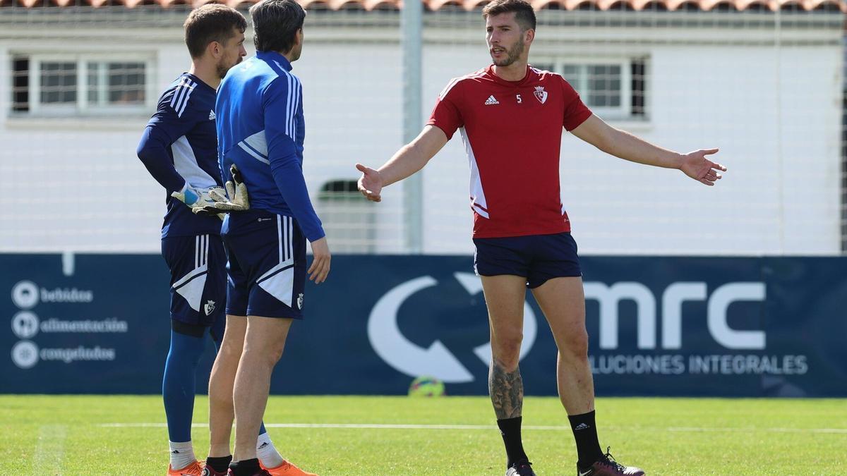 Charla de David García con Aitor Fernández y Richard Sanzol durante el entrenamiento de este jueves.