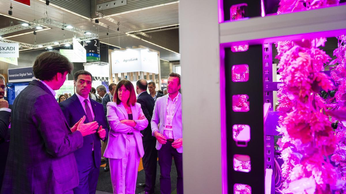 Pradales junto a la consejera Amaia Barredo en la feria internacional 'Food 4 Future'.