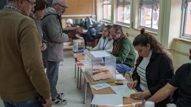 Urnas en un colegio electoral.