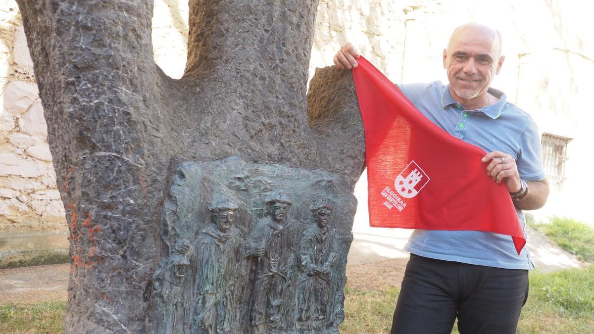 Jon Peli Uriguen junto a la escultura instalada en el Bolatoki para conmemorar el 75 aniversario de los coros fundados por su abuelo, Germán, en 1925.
