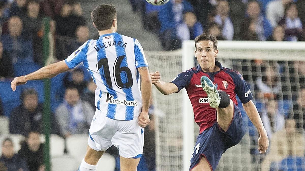 Iñigo Pérez, ante el realista Guevara durante el Real-Osasuna de enero de 2020. / JAVIER BERGASA