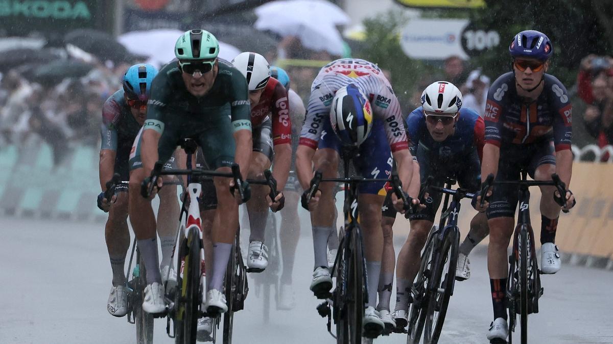 Jonathan Milan se impone a Jordi Meeus en Valence.