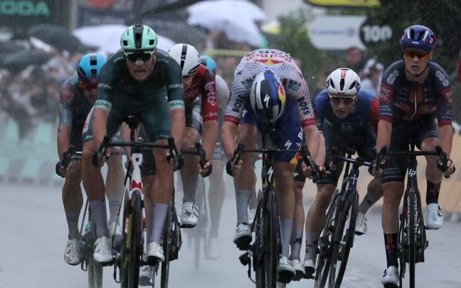 Jonathan Milan se impone a Jordi Meeus en Valence. / Efe Jonathan Milan se impone a Jordi Meeus en Valence.
