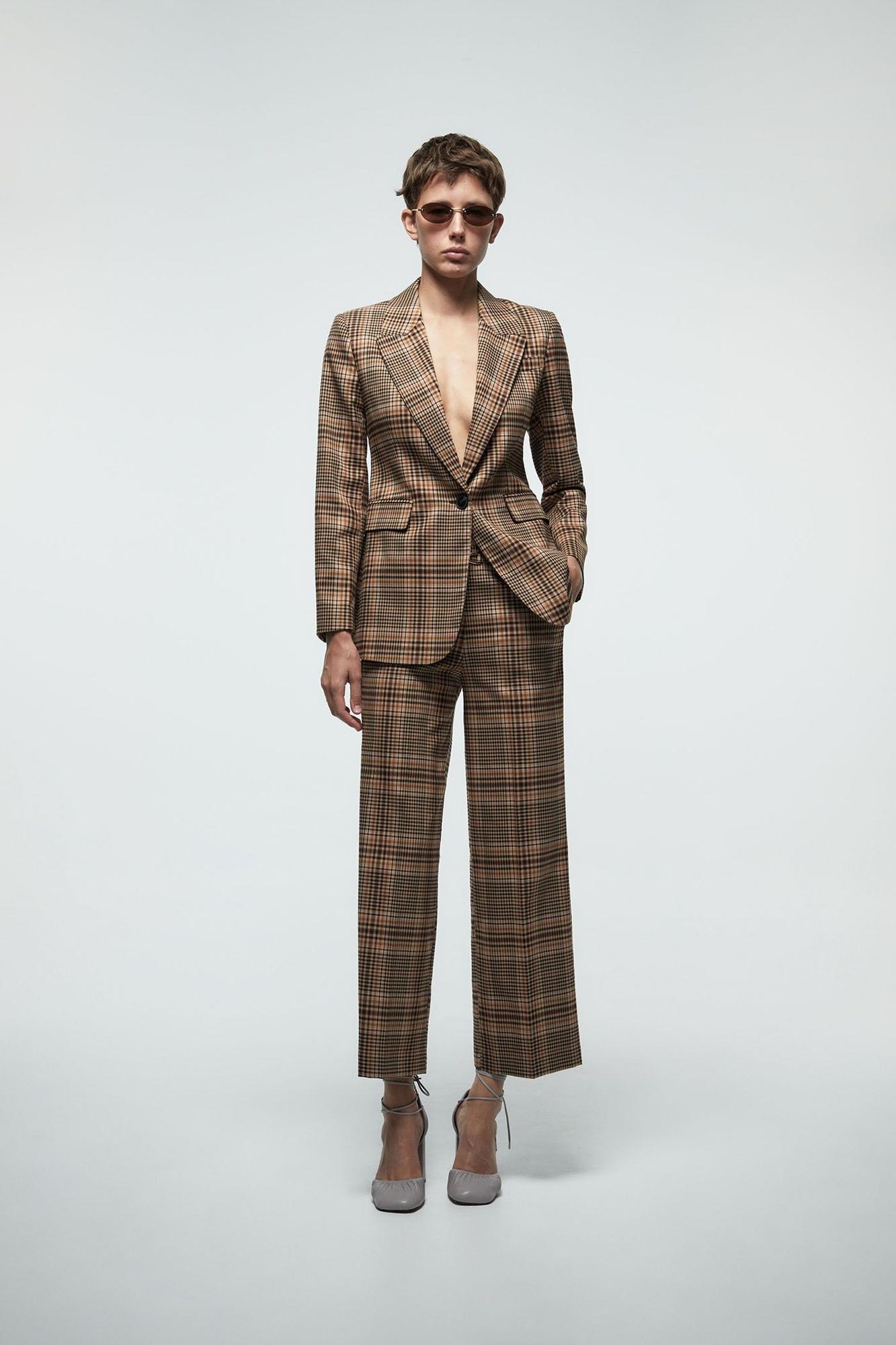 Conjunto de chaqueta y pantalón en el mismo estampado.