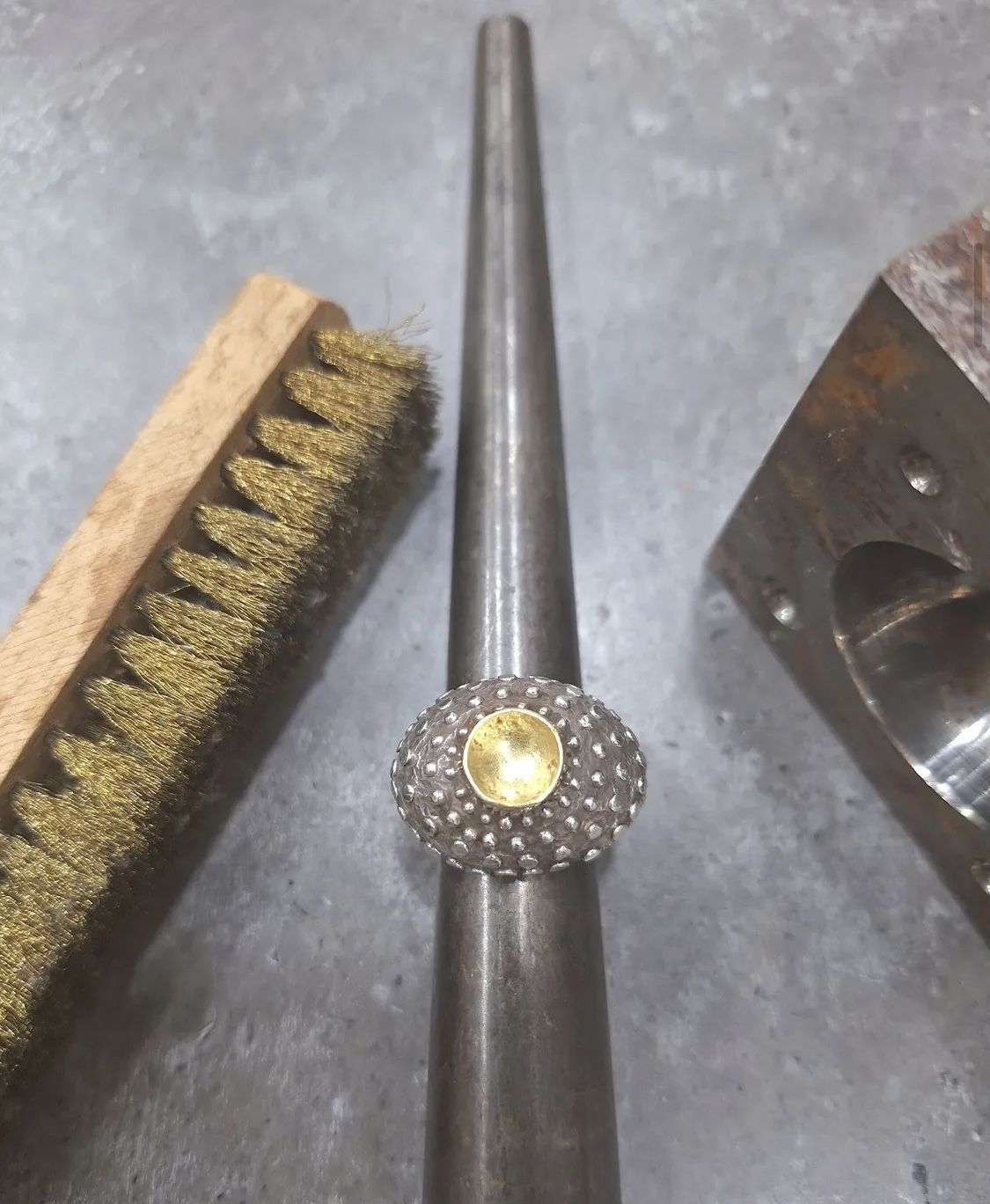Detalle de un anillo en proceso de elaboración en el taller de Mundaka.