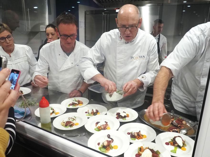 Los cocineros en plena acción, ultimando los platos que se degustaron en la presentación de Debabarrena Gourmet