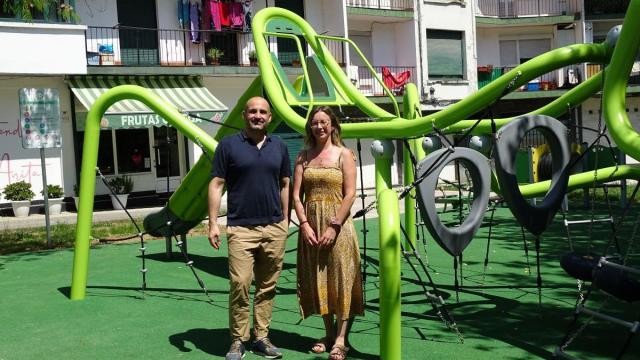 El alcalde de Ordizia en el renovado parque de Otegienea.