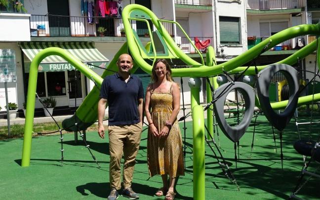 El alcalde de Ordizia en el renovado parque de Otegienea.