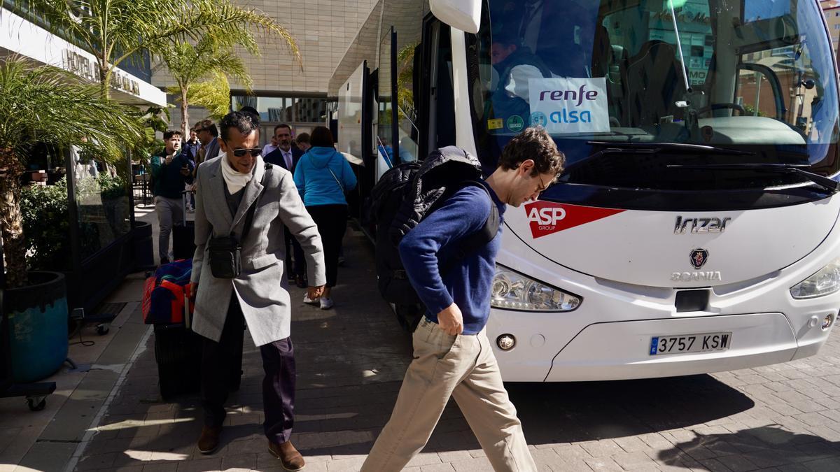 Pasajeros de la línea de alta velocidad Madrid Málaga llegando a la capital malagueña en autobús..