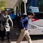Pasajeros de la línea de alta velocidad Madrid Málaga llegando a la capital malagueña en autobús..