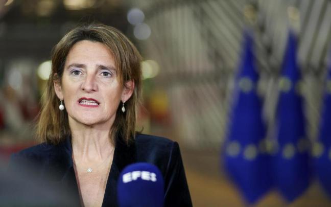La ministra Teresa Ribera comparece desde Bruselas. / OLIVIER HOSLET / EFE La ministra Teresa Ribera comparece desde Bruselas.