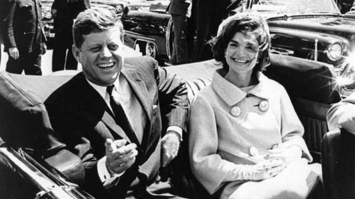 El expresidente estadounidense, John Fitzgerald Kennedy, junto a su esposa, el día de su asesinato.