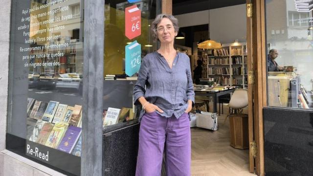 Beatriz Ledesma delante de la tienda Re-Read de Irun