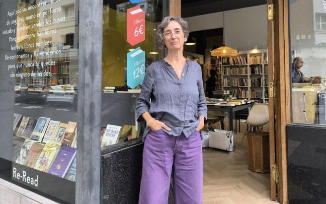 Beatriz Ledesma delante de la tienda Re-Read de Irun