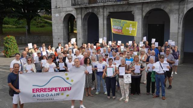Plataformak deitutako agerraldiko parte-hartzaileak / N.G. Plataformak deitutako agerraldiko parte-hartzaileak