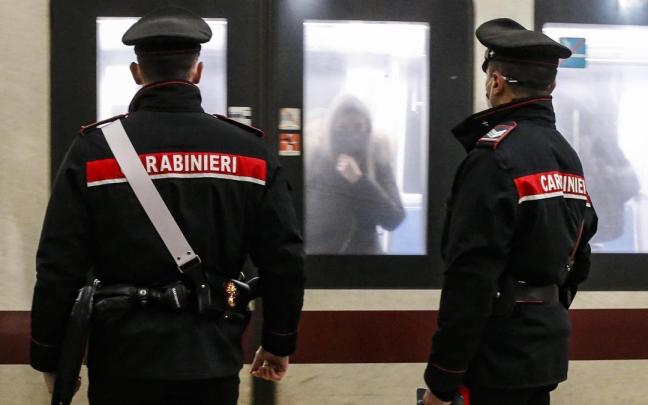 Dos agentes de la policía italiana de servicio. Dos agentes de la policía italiana de servicio.