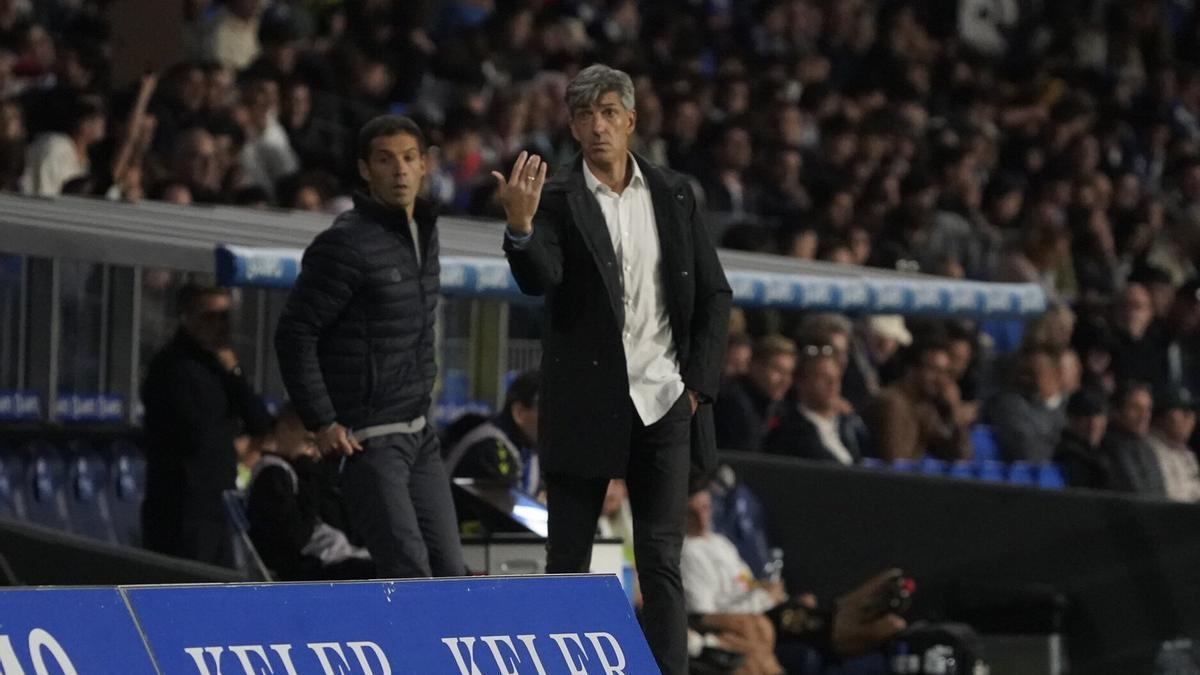 Imanol llama a uno de sus futbolistas antes de efectuar un cambio, este sábado en Anoeta. / RUBEN PLAZA