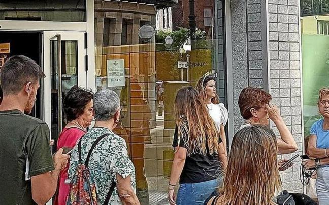 Cola ayer frente a una oficina de Correos
