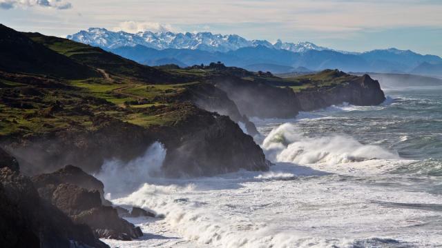 Los acantilados de Bolao con los Picos de Europa al fondo.