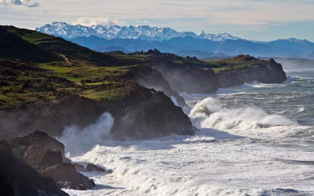 Los acantilados de Bolao con los Picos de Europa al fondo.