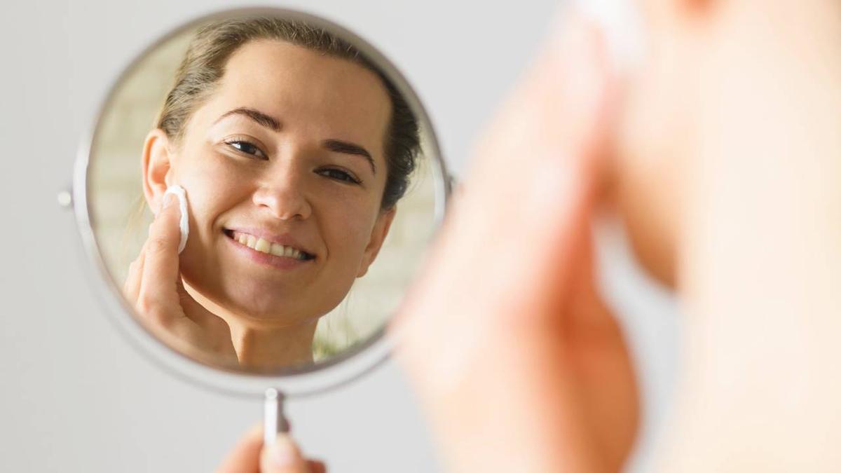 Los cuatro pasos básicos en la rutina de cuidado de la piel, según una dermatóloga