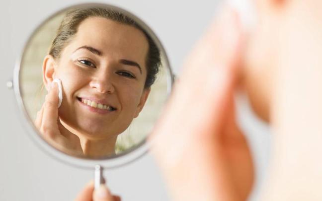 Los cuatro pasos básicos en la rutina de cuidado de la piel, según una dermatóloga