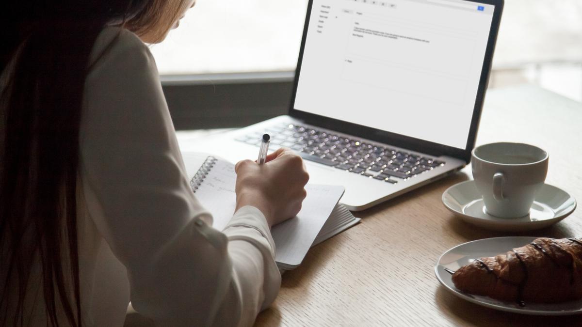 Una mujer gestiona su correo electrónico.