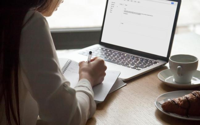 Una mujer gestiona su correo electrónico.